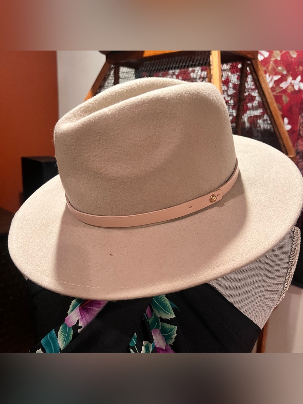 Free people light gray felt wool fedora pale pink leather band good condition.